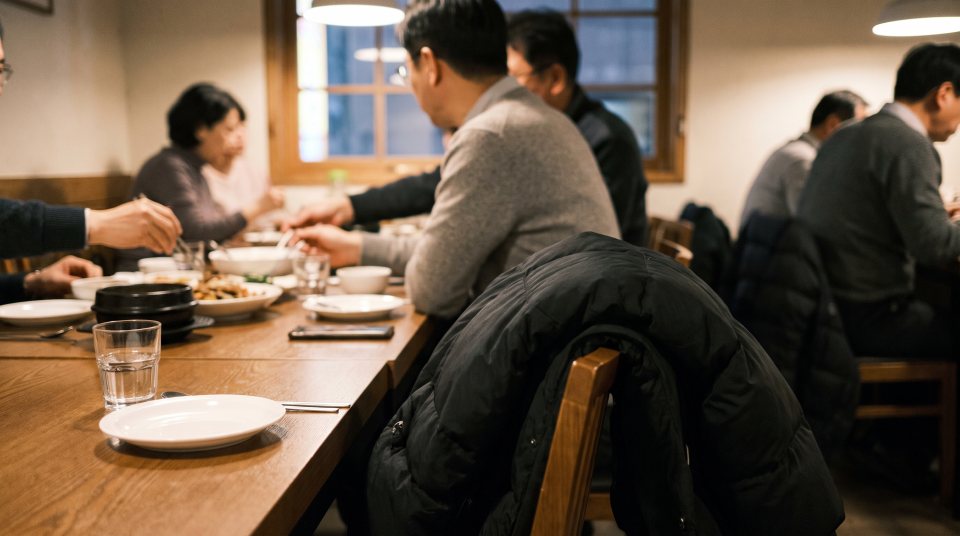모임 테이블 끝에 조금 떨어진 빈 의자