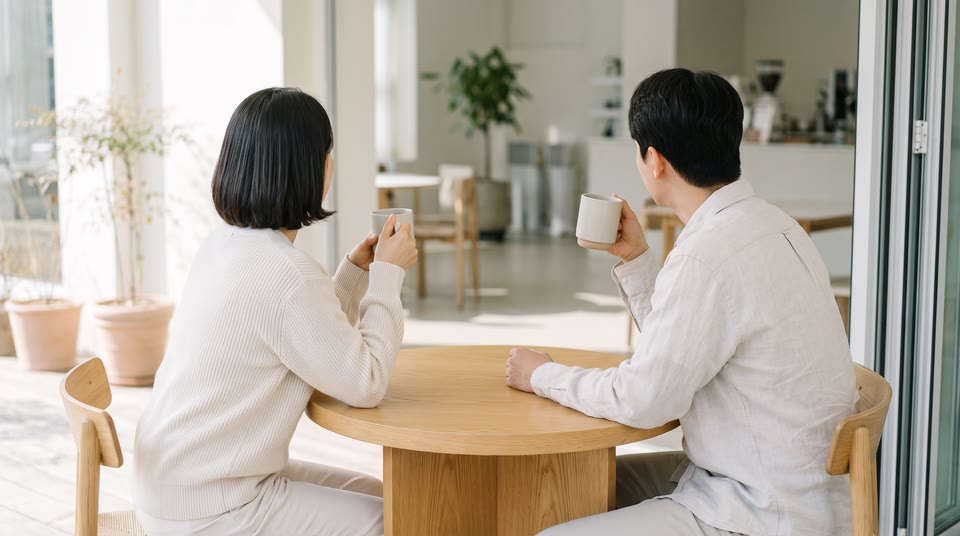 커피를 마시며 편안하게 대화하는 두 사람의 뒷모습
