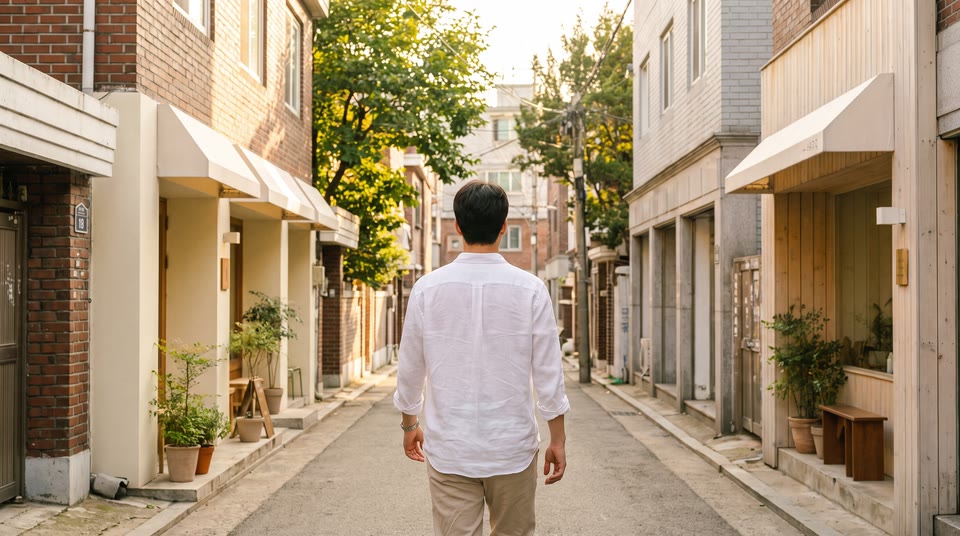 동네 골목을 산책하는 사람의 뒷모습