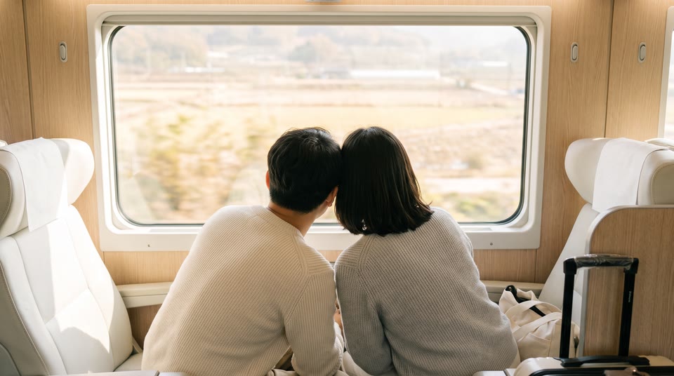기차 창밖을 보며 나란히 앉은 두 사람의 뒷모습