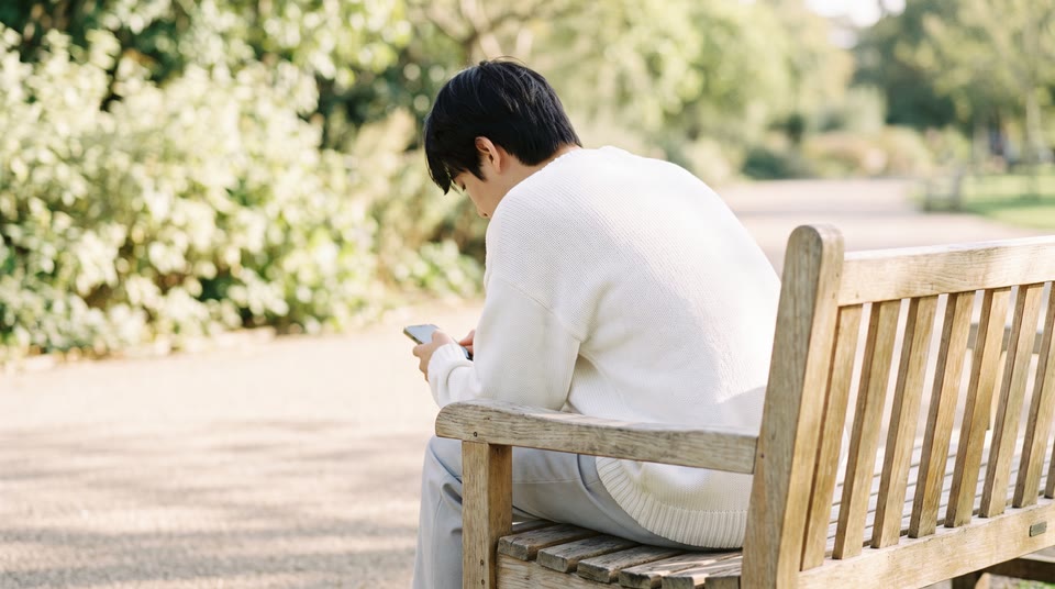 휴대폰 화면을 보며 고민하는 뒷모습